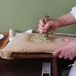 日本料理 梅林 - ワサビをおろして