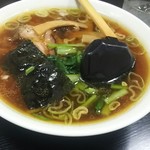 亀や - ラーメンです♪ 煮干が効いてます！うんまいのなんの♪(*´∇｀*)