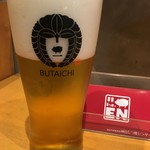 Motsuyaki Butaichi - こだわりある薄口グラスで飲むアサヒスーパードライは格別！