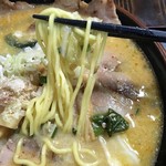 かしわ家 - 白みそチャーシュー（県産桃豚・普）　麺アップ