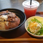 キッチン　モアナイナ - ローストビーフ丼マウイ風オニオンソースのセット