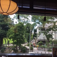 鰻割烹 伊豆栄 本店 - 窓からは『下町民族資料館』が見える
