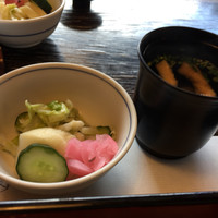 鰻割烹 伊豆栄 本店 - 香の物とお吸い物