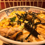 味奈登庵 - 親子丼にも椎茸が入っていたよ。 
      玉子丼との差は鶏肉かかまぼこか、ってことかなぁ