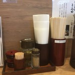 日本の中華そば富田 - 卓上の調味料等