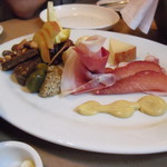 the girl & the fig - 料理写真:生ハムやチーズ、オリーブなどがワンプレートに盛られたオードブル。