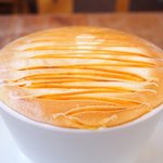 まちのパーラー - サルシッチャセット 1340円 のキャラメルカプチーノ