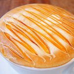 まちのパーラー - サルシッチャセット 1340円 のキャラメルカプチーノ