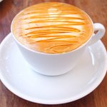 まちのパーラー - サルシッチャセット 1340円 のキャラメルカプチーノ