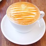 まちのパーラー - サルシッチャセット 1340円 のキャラメルカプチーノ