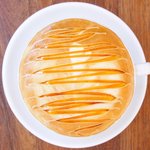 まちのパーラー - サルシッチャセット 1340円 のキャラメルカプチーノ