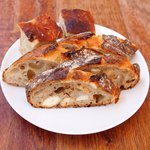 まちのパーラー - サルシッチャセット 1340円 のパン3種盛り合わせ