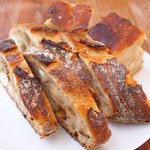 まちのパーラー - サルシッチャセット 1340円 のパン3種盛り合わせ