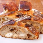 まちのパーラー - サルシッチャセット 1340円 のパン3種盛り合わせ