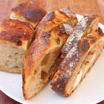 まちのパーラー - サルシッチャセット 1340円 のパン3種盛り合わせ