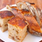 まちのパーラー - サルシッチャセット 1340円 のパン3種盛り合わせ