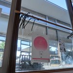 まちのパーラー - 店内のテーブル席の風景です