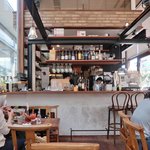 まちのパーラー - 店内のテーブル席の風景です