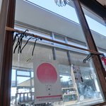 まちのパーラー - 店内のテーブル席の風景です