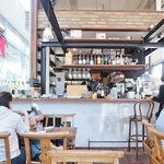 まちのパーラー - 店内のテーブル席の風景です