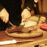 Hy's STEAKHOUSE - Tボーンステーキのカッティング