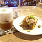Cafe Slow - アイススパイスチャイ650円、キャロットケーキ600円