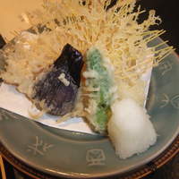寿楽 - 四季御膳に付いている天麩羅、後ろに海老２いか１