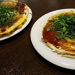 広島お好み焼き OCO - 左がジャンボ　手前が普通