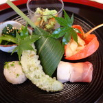 多仁本 - 八寸：穴子の粽寿司 アオリイカ（ほうずきの中に）冷やし小芋 ホワイトアスパラの生ハム巻き 野菜のお浸し　千石まめの天ぷら