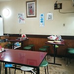 栄屋ミルクホール - 奥では冷やし中華の錦糸玉子作りをしていた