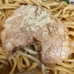 ラーメン二郎 - 二郎のブタにはホワイトペッパーがよく合う