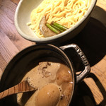 和醸良麺 すがり - 味玉もつつけ麺