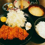 とん喜 - ロースかつ定食  １５００円(税込)  お味噌汁は蜆(しじみ)、白黒胡麻の中には山椒粉も。ご飯は１杯おかわり可。
