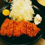 右に白く見えるはポテサラ、キャベツの千切りはとても細く、美味しい。