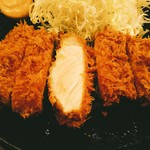 とん喜 - 薄らとピンク色でとても良い揚がり具合。