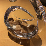 eclat - 角砂糖の容器もオシャレ。