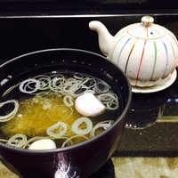 おつな寿司 - お吸い物の麸と急須の色味がリンク！