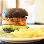 ホーミーズ - チーズバーガー@税込1,100円：バーガーのある風景