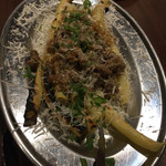 オステリア・アモーレ - 羊のラグーソース。長いマカロニのようなパスタ。炙ってあり香ばしさも絶妙。