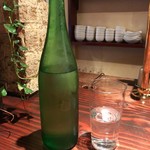 Sakura Sake - まずは瓶でよく冷やされたお水を一杯