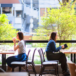 心地よくお過ごしいただける開放的なテラス