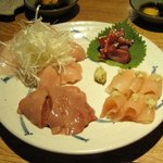 焼鳥 はちまん - 鳥刺し5種盛り（白レバー、砂肝、軍鶏昆布〆の角部位の刺身）」(1260円)