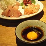 焼鳥 はちまん - とり刺は黄身を絡めて！