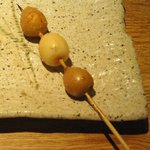 焼鳥 はちまん - 「うずら」は3個中、上下はタレ、中央はプレーンの2色