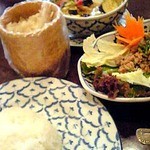 グリーンカレーと入れ物に入っているのがタイのもち米♪