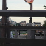 豆水楼 - 遠くには両方とも四条大橋のたもとにある登録有形文化財の「南座」と「レストラン菊水」が。