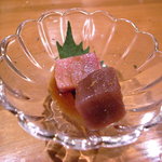 お通し（鮪の赤身と中とろ漬け）