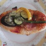 Gurimbekari - 夏野菜ピザパン。めちゃ、美味しい。