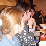 居酒屋もっこり - 後ろに戸があり、周囲を気にせず、カウンター同士でもワイワイ盛り上がれるのも「人気の秘訣」です。