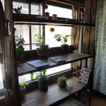 でこ姉妹舎 - 窓際の飾り棚